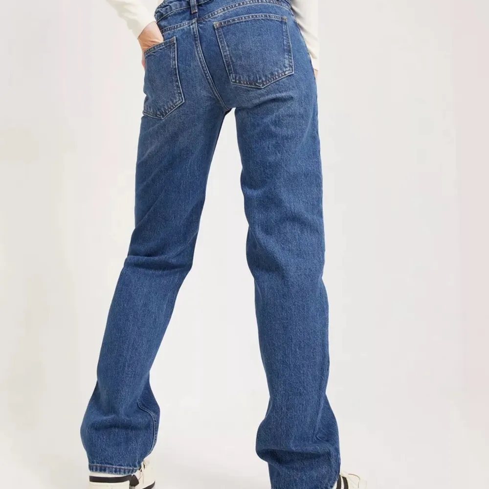 Jättefina lågmidjade jeans från Nelly i nästan nyskick. Är i storlek 38 men passar också 36. Jag är 174cm lång<3. Jeans & Byxor.