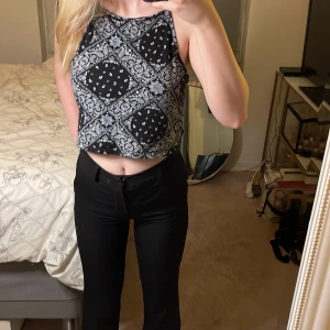 Linne - En fin topp med mönster i blåa nyanser. Använd fåtal gånger och är bekväm