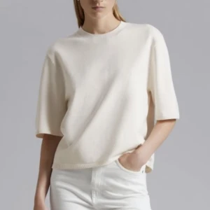 Stickad tshirt  - Jättefin stickad tshirt ifrån other stories. Slutsåld på hemsidan. Storlek xs men passar även s. Fint skick! 💕