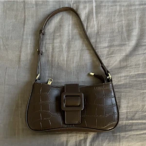 Snygg handväska  - Supersnygg simpel handväska som är är perfekta storleken💞 Har två innerfack och är i gott skick!❤️ Skriv gärna privat om du har några frågor❤️