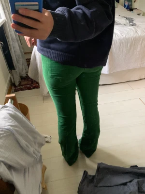 Gröna manchesterbyxor - Jättecoola manchester jeans. De är väldigt unika. fFrån stravarius och i bra skick.