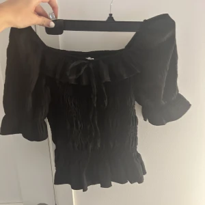 blus från missäy - säljer denna hela nya blus från missäy. köpte för 260kr och har bara använts en gång, när andra bilden togs. den är i nyskick och säljer då den tyvärr inte kommer till någon användning 🩷