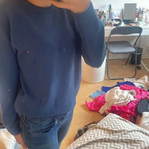 Tröja  - En jätte fin tommy hilfiger som är i ett skit bra skick och är så gosig och mjuk i sig. 