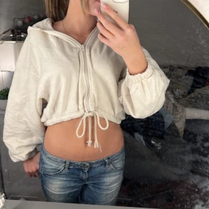 Hoodie - Säljer denna magtröje hoodie från H&m då den inte kommer till användning längre.