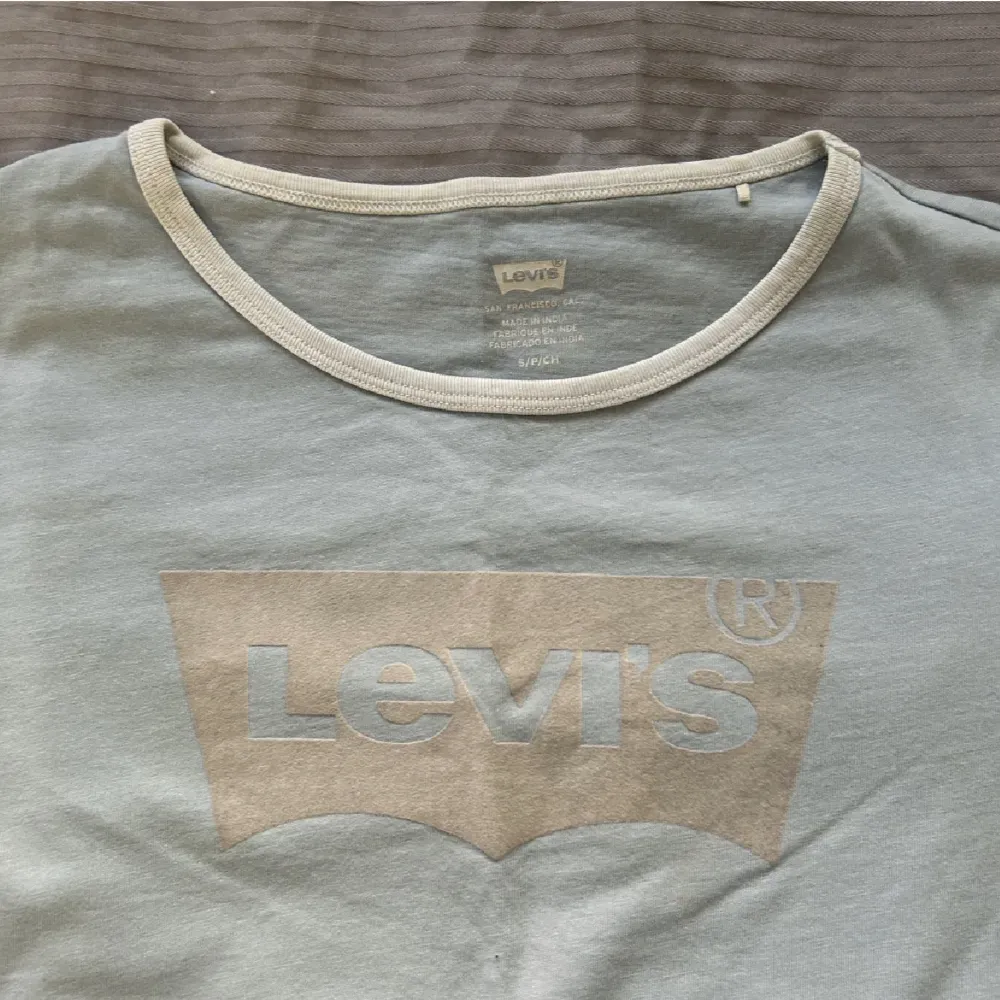 Äkta Levi’s t-shirt i storlek s. 💕🫶🏻 Använd gärna ”köp nu” 🤍. T-shirts.
