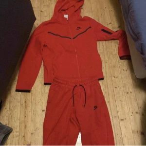 Röd Nike tech - Den är i bra skick
