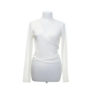 Ribbad långärmad  - Snygg ribbad långärmad tröja från Hm som är köpt på sellpy! 🌸 Tröjan är i bra skick, inga tecken på användning. Hör av er vid frågor! 