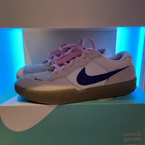 Nike sb  - Helt nya, aldrig använt, har bara provat de i mitt rum. Köpta för ett halv år sen ungefär. Passar storlekar från 40,5 till 42,5 skulle jag säga.