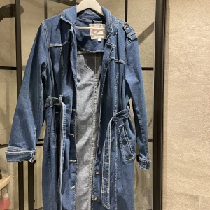 Lång jeansjacka  - Lång jeansjacka från John Baner