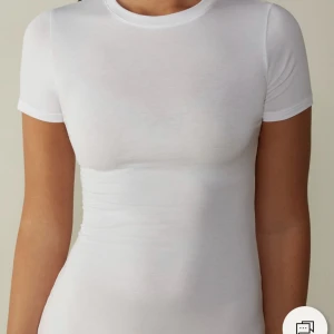 T shirt - Säljer den här T-shirten ifrån Intimissimi. Den är nyköpt och oanvänd. Säljer för att jag köpte fel storlek 😅❤️skriv för frågor/bilder! Skickar med prislapp kvar och i påsen som Den kom i 💕