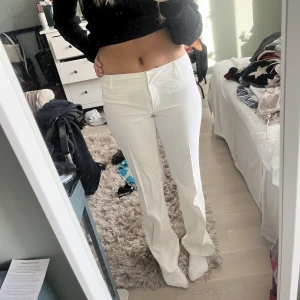 Vita kostymbyxor  - Så snygga vita kostymbyxor! Alldrig använda!💞