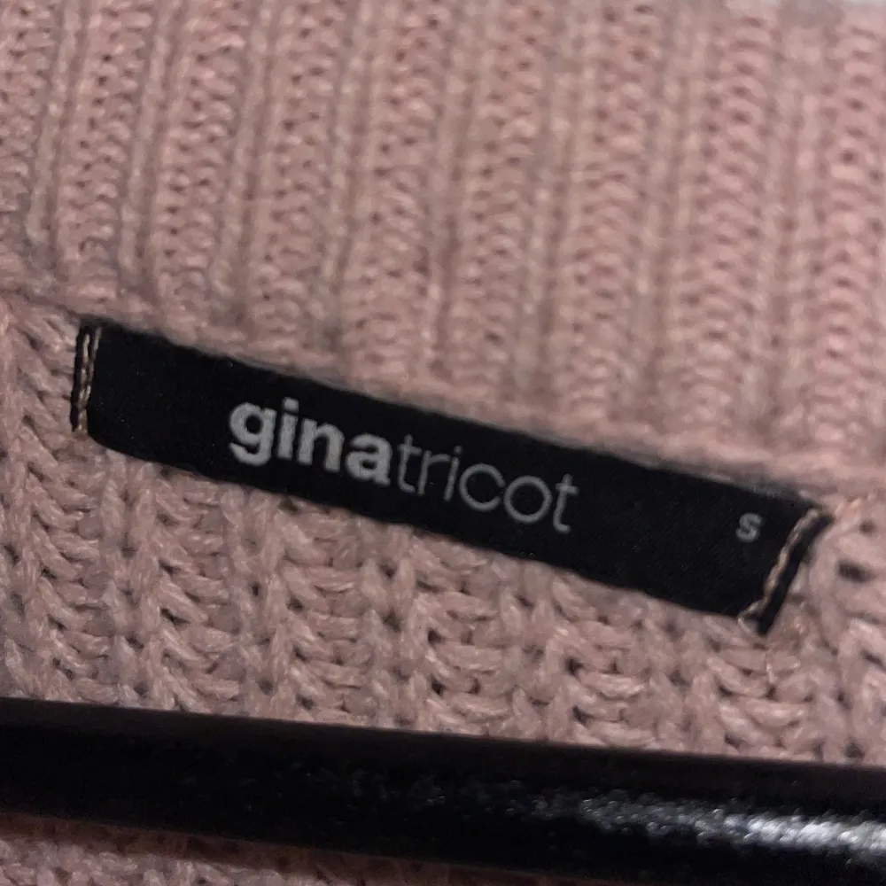 Rosa stickad tröja från Gina Tricot! I bra skick och väldigt bekväm :). Stickat.