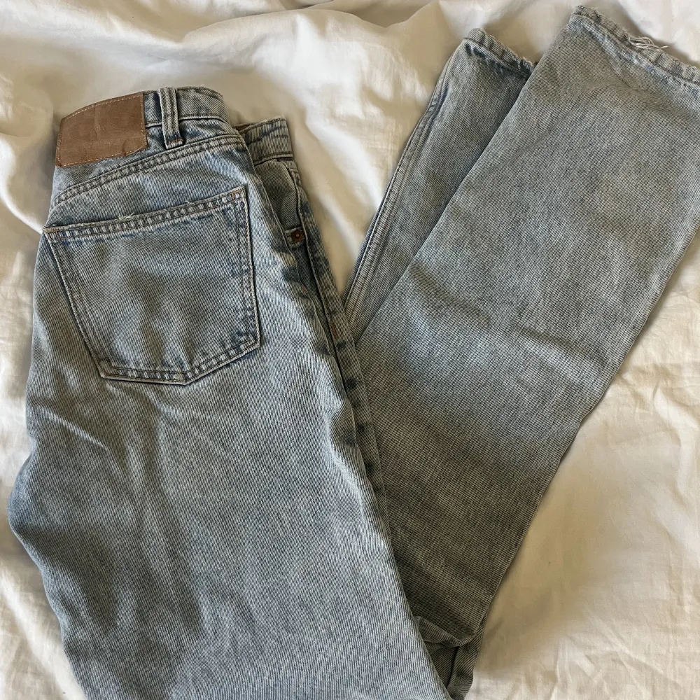 Säljer mina mid rise zara jeans som inte säljs längre. Säljer pga att dom har blivit för små tyvärr. Fortfarande i väldigt bra skick! 💕💕. Jeans & Byxor.