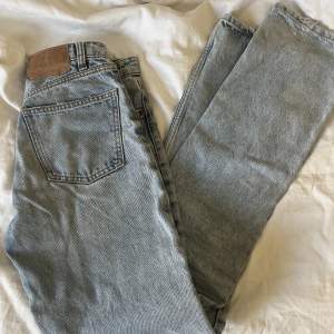 Säljer mina mid rise zara jeans som inte säljs längre. Säljer pga att dom har blivit för små tyvärr. Fortfarande i väldigt bra skick! 💕💕