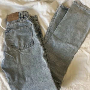 Jeans - Säljer mina mid rise zara jeans som inte säljs längre. Säljer pga att dom har blivit för små tyvärr. Fortfarande i väldigt bra skick! 💕💕