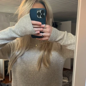 Stickad tröja vila - Säljer en beige, väldigt mjuk och fin stickad tröja. Den är i strl xs och ifrån Vila, men funkar även S. Säljes för att den inte kommer till användning.