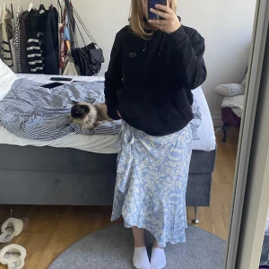 Kjol  - En jättefin kjol som var min favorit för 2 år sedan men som nu inte kommer till användning. Köpt på Gina Tricot. Strl 42 men eftersom man knyter den kan den bli mindre! Inga defekter, som ny. Använd helst köp nu 💕💕