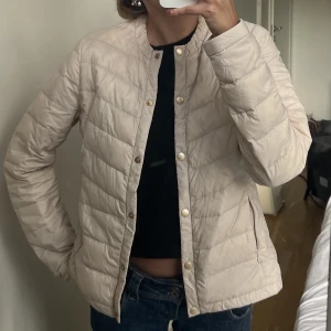 Dunjacka - Beige dunjacka som tyvärr inte kommer till användning längre💕