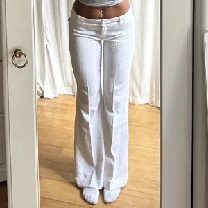 Kostymbyxor - Jättefina vintage kostymbyxor. Köpt här på plick, passade tyvärr inte mig då det var för små. Storlek 38, upplevs som en S. Low waisted och utsvängda. Bilden i mitten är lånad. Vid hög efterfrågan erbjuds såklart budgivning. 