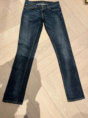 Nudie jeans slim fit ( använda 4 ggr)  - Säljer nu min skidor jeans slim fit då jag jag vuxit ur dem. Riktigt sköna och snygga jeans.