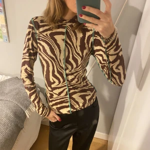 Ganni tröja - Så jäkla cool tröja från Ganni! Älskar verkligen den här men beredd att sälja för ett priset! Köpt för ca 1800kr, endast använd fåtal gånger, nyskick! Den har paljetter och gröna sömmar om det ej framgår!❤️❤️