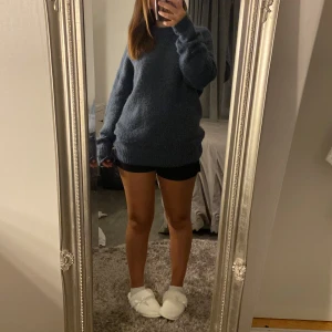 Stickad tröja  - Säljer denna fina stickade tröja från lager 157, den är använd endast 2 gånger🫶🏼 ny pris 150kr obs den är oversized 