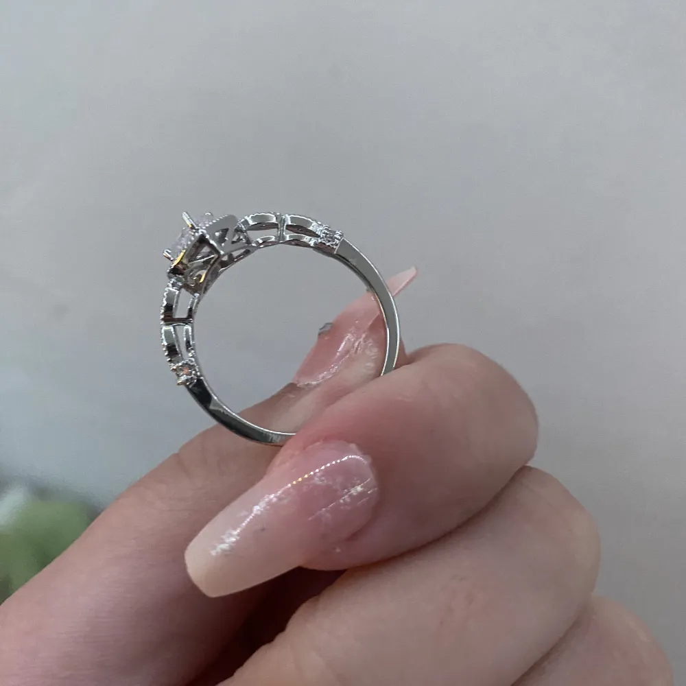 Jätte fin silver ring som tyvärr är för stor för mig. Oanvänd och i bra skick kontakta för mer bilder osv. Kan bara ta betalt via Swish!!!. Accessoarer.