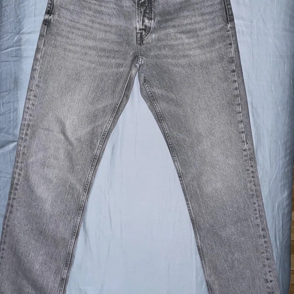 Storlek 40 Gråa jeans  Oanvända  Köpt för 900kr. Jeans & Byxor.