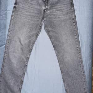 Storlek 40 Gråa jeans  Oanvända  Köpt för 900kr