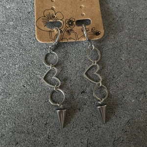 Hjärt örhängen   - Klicka inte på köp nu<3 Dm för att köpa, 79kr styck eller 129kr/par, dm vid eventuella frågor~