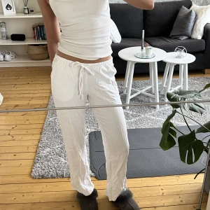 Linnebyxor  - Vita linnebyxor köpta här på Plick för ett tag sedan, men knappt använt.🌟Fint skick men säljer för att de är lite små för mig.