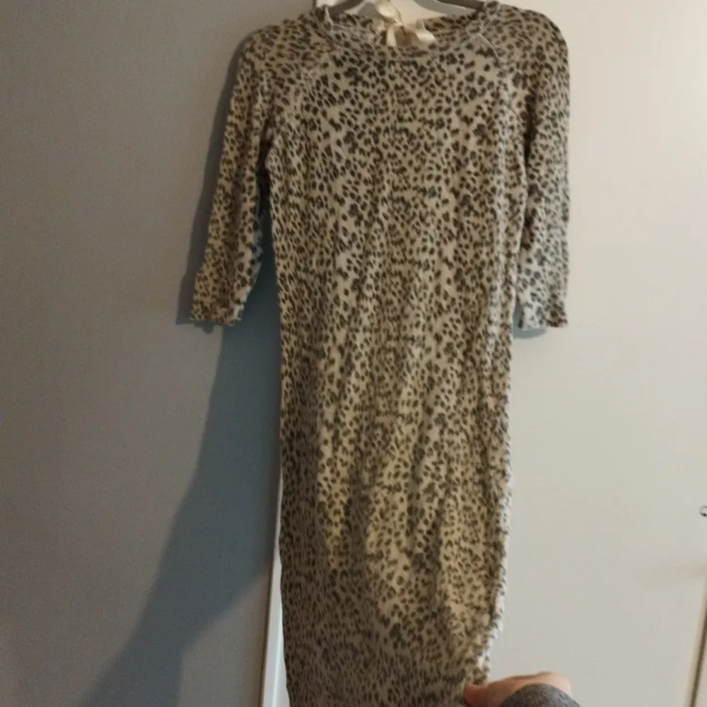Trekvartsärmad, stickad, Leopardmönstrad klänning. I bra skick. Används några gånger. Ganska varm och passar bra till hösten🍁🍂🍄. Klänningar.