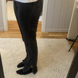 svarta/mörk grå jeans med slit - fin kvalite, mid waist, pris kan diskuteras 🩶