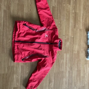 Hockeyjacka ofodrad - Fint skick, lite trasigt innebär pga skydd 