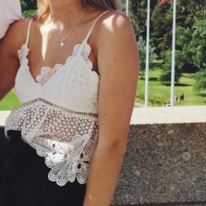 Spetslinne från australienska Dotti - Fint linne, använt men i ok skick 💘 100% Polyester. 