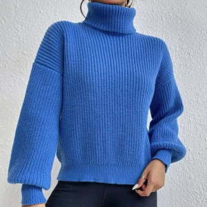 Blå stickad polo - En blå stickad polo som är använd till och från en vinter. Fint skick och varm nu till hösten! 🍂💐🩵