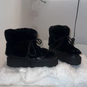 Skor - Kikar intresset på dessa fluff skor från hm förra året🩷 använda få gånger