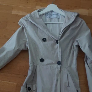 Trenchcoat vår och höst  - Oanvänd, rensar pga flytt!  