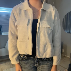 Beige kofta Gina  - Fin beige kofta från Gina. Är i large men jag brukar ha small men passar mig ändå. 