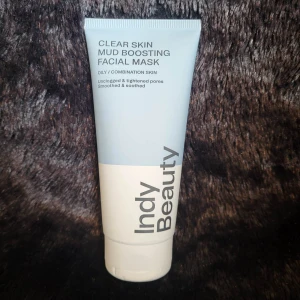 Ansiktsmask på tub - Oöppnad förpackning!! En bra, dryg ansiktsmask . Rengör verkligen på djupet och sköljs enkelt bort efter 5 min. Sen känns din hud som ny 😎. Eftersom det är en tub räcker den otroligt länge.