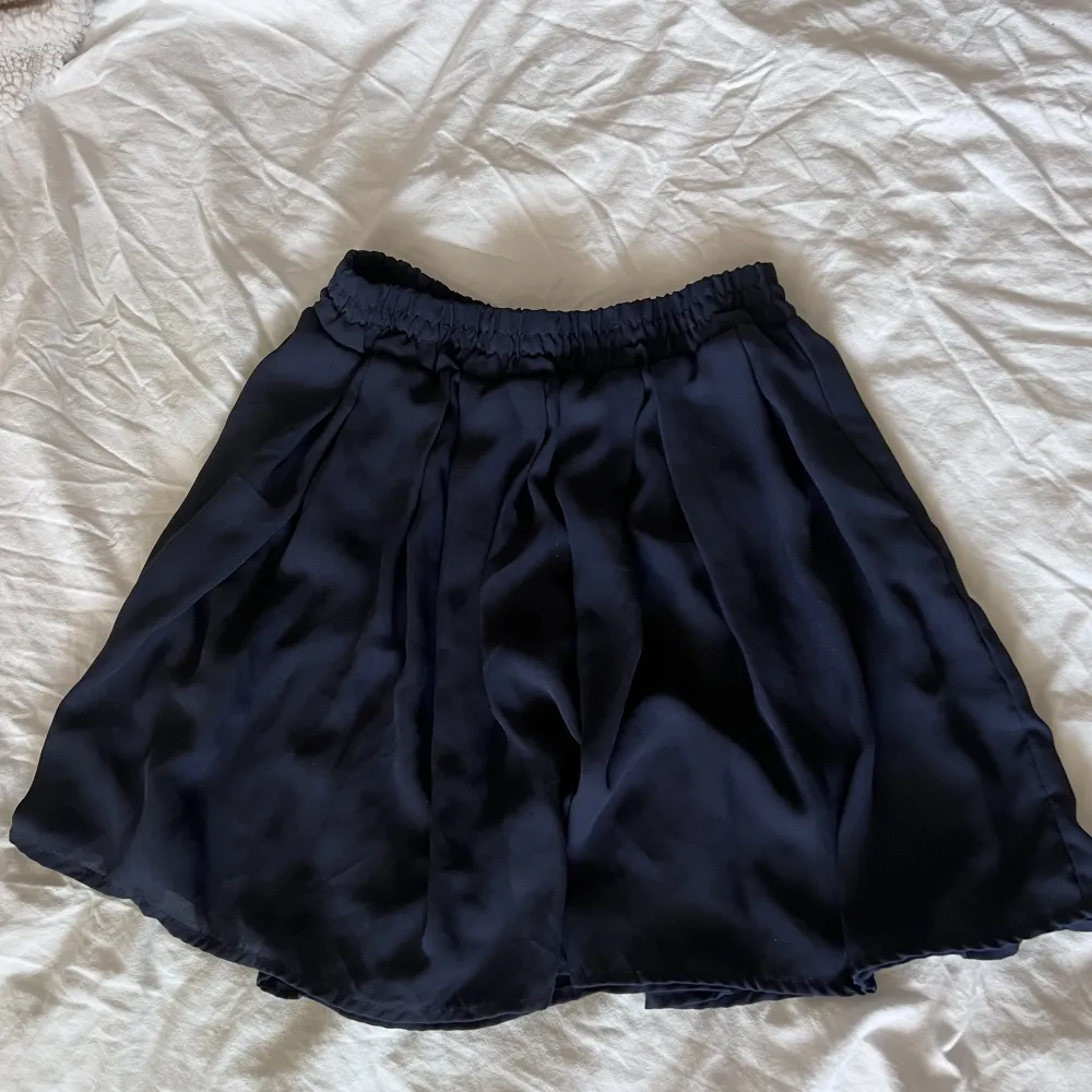 Säljer denna mörkblå kjol från Brandy Melville i bra skick 💗💗 Sitter ungefär som en S. Kjolar.