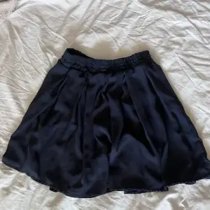 Säljer denna mörkblå kjol från Brandy Melville i bra skick 💗💗 Sitter ungefär som en S