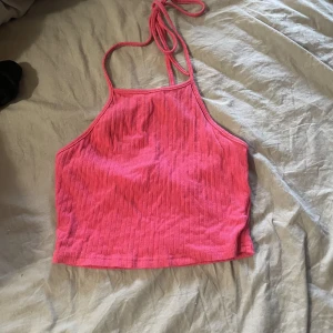 Rosa topp - Topp med en underbar färg. Man knyter i nacken och den är öppen vid ryggen. Använd ca 1-3 gånger.