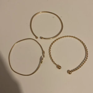 Justerbara guldarmband  - Säljer dessa justerbara guldiga armband på grund av att de ej kommer till användning💕skriv gärna för fler bilder eller om ni har frågor. Pris 40kr för alla tre❤️