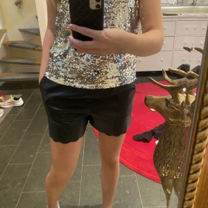 Skinnshorts - Säljer mina skinnshorts jag alltid brukar ha i skolan med tights under, så fint!
