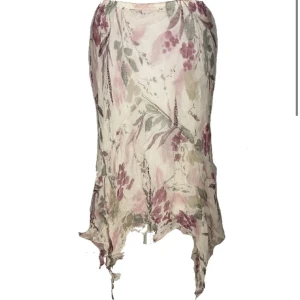 Coquette stil kjol - Finns att köpa på jealoussecondhand.com