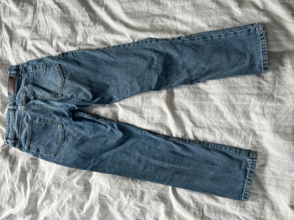 Säljer dessa jeans som är för små för mig❣️❣️❣️köpta för ung 499. Jeans & Byxor.