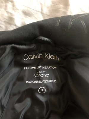 Jacka - Säljer nu min jätte fina calvin klein jacka. Då jag trodde det var en vinterjacka men skulle säga mer höstjacka! Jätte fin ich har bra skick. Köptes för 1300 säljer för 550 pris kan diskuteras! Skriv vid frågor