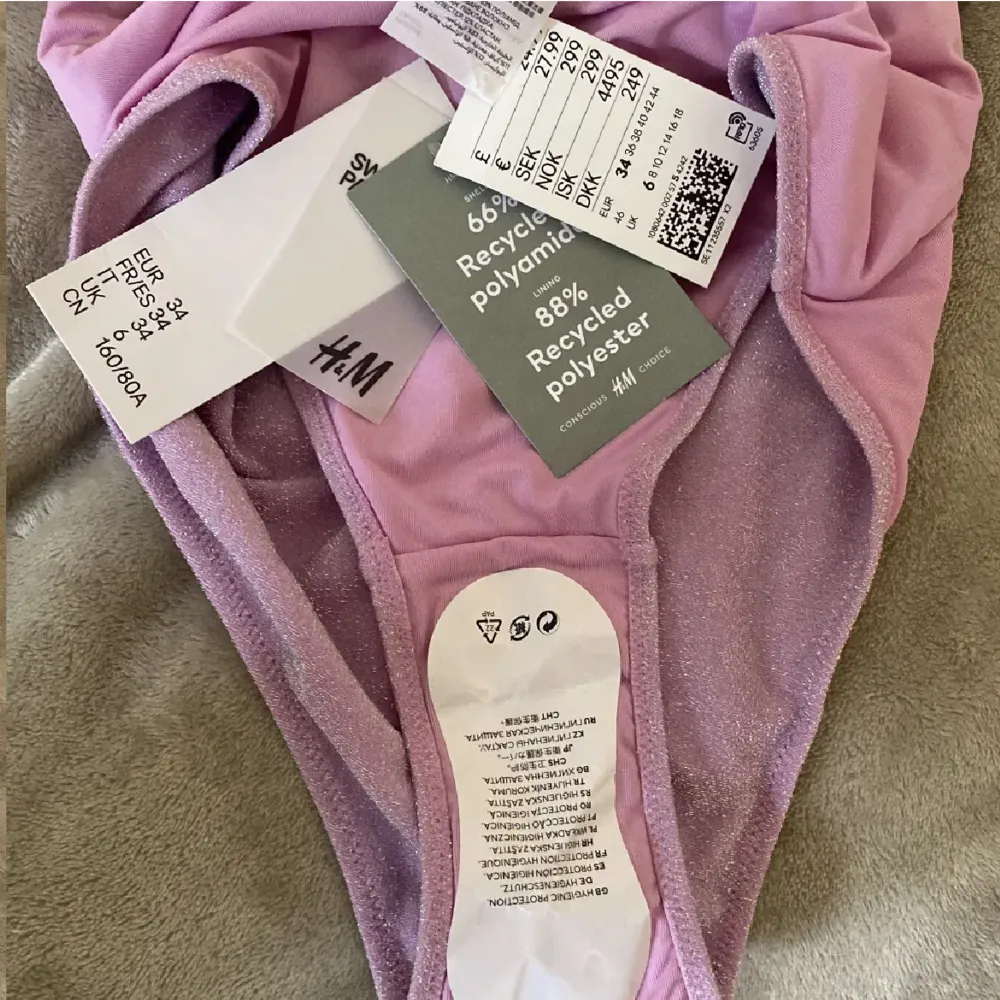 Super söt glittrig, rosa baddräkt från H&M med öppen rygg. Aldrig använd, har alla lappar kvar och köpt för 300kr frakt tillkommer 💕. Övrigt.