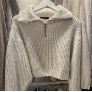 Stickad tröja  - Jätte fin tröja till hösten, säljer då den inte kommer till användning.